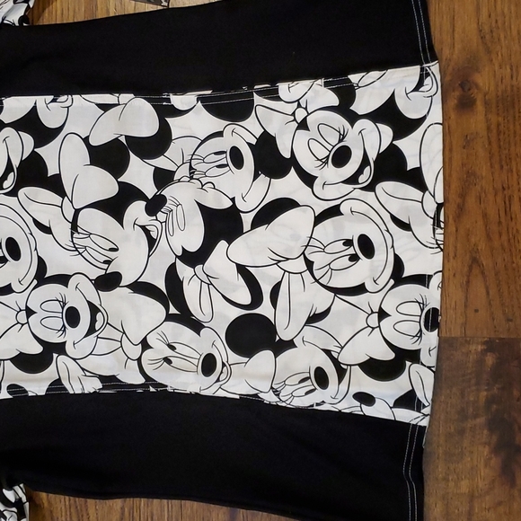 Womens Disney Minnie Mouse print scrub top size M - Picture 3 of 5